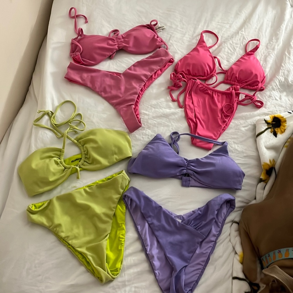 4 brand new dippin daisys bikinis.